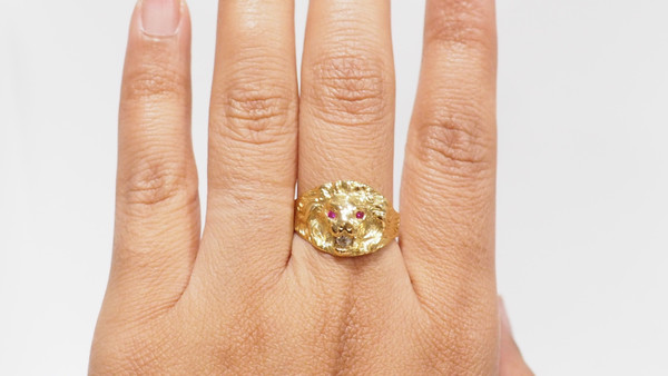 Siegelring Löwe aus Gelbgold, Rubin und Diamant