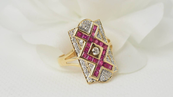 Bague vintage en or jaune, rubis et diamants