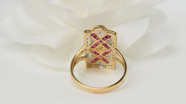 Bague vintage en or jaune, rubis et diamants