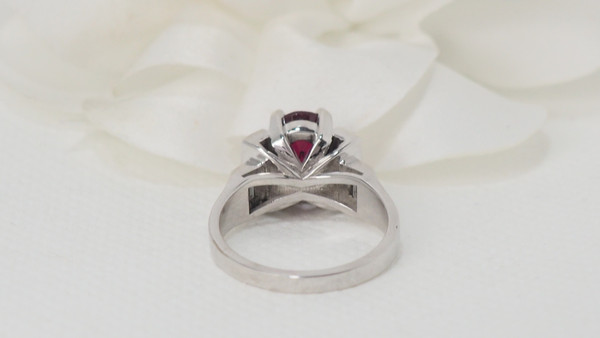 Anello in oro bianco con rubino e diamante