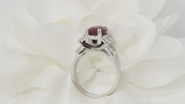 Anello in oro bianco con rubino e diamante