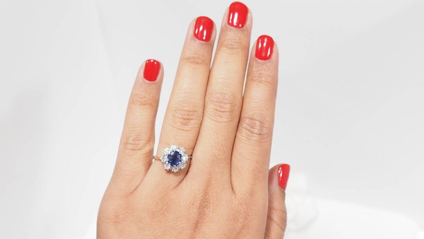 Anello Margherita in oro bianco, zaffiro di Ceylon e diamanti
