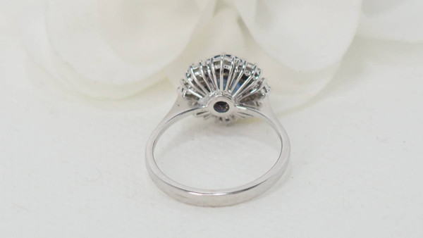 Anello Margherita in oro bianco, zaffiro di Ceylon e diamanti
