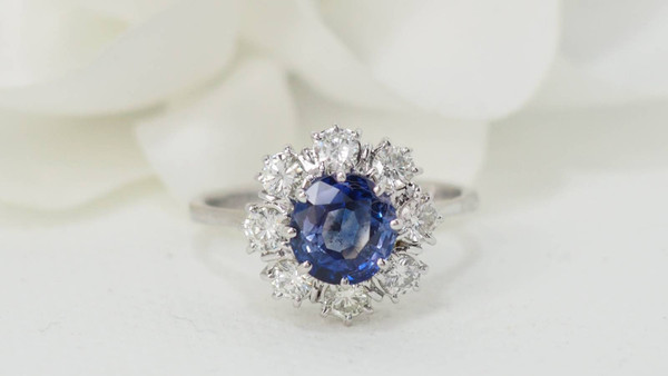Anello Margherita in oro bianco, zaffiro di Ceylon e diamanti