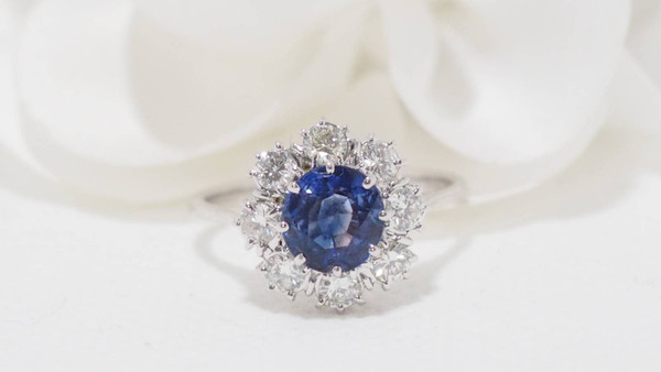 Anello Margherita in oro bianco, zaffiro di Ceylon e diamanti