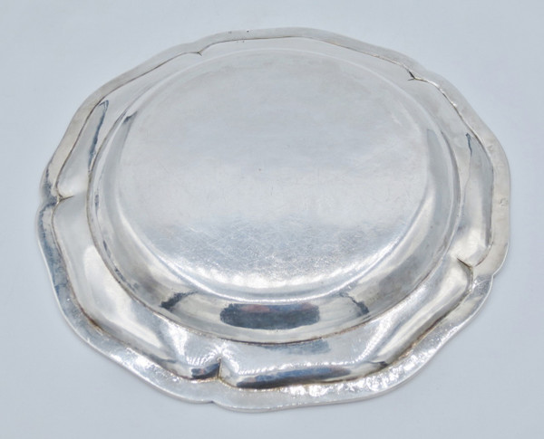 Contours dish, Massive silver 18th century.