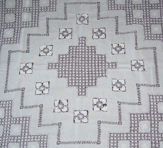 Tovaglia in lino ricamato, 1920 circa