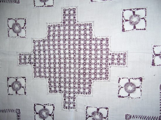 Tovaglia in lino ricamato, 1920 circa