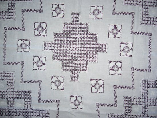 Tovaglia in lino ricamato, 1920 circa