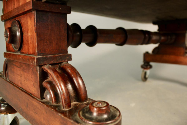 Credenza in mogano, periodo di restauro