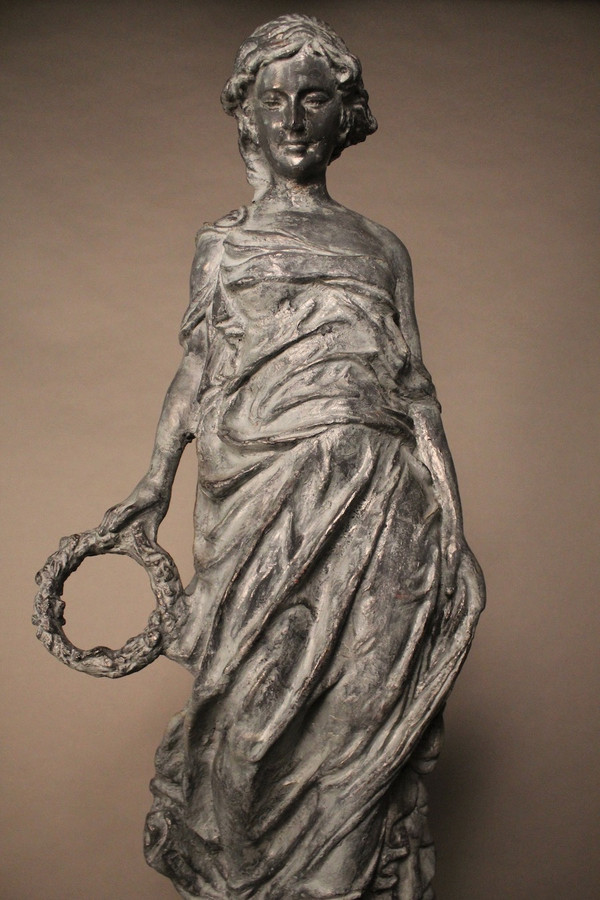 "Le Printemps", Giovane donna drappeggiata in ghisa su base di Mathurin Moreau