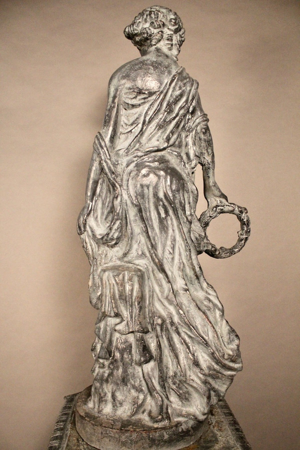 "Le Printemps", Giovane donna drappeggiata in ghisa su base di Mathurin Moreau