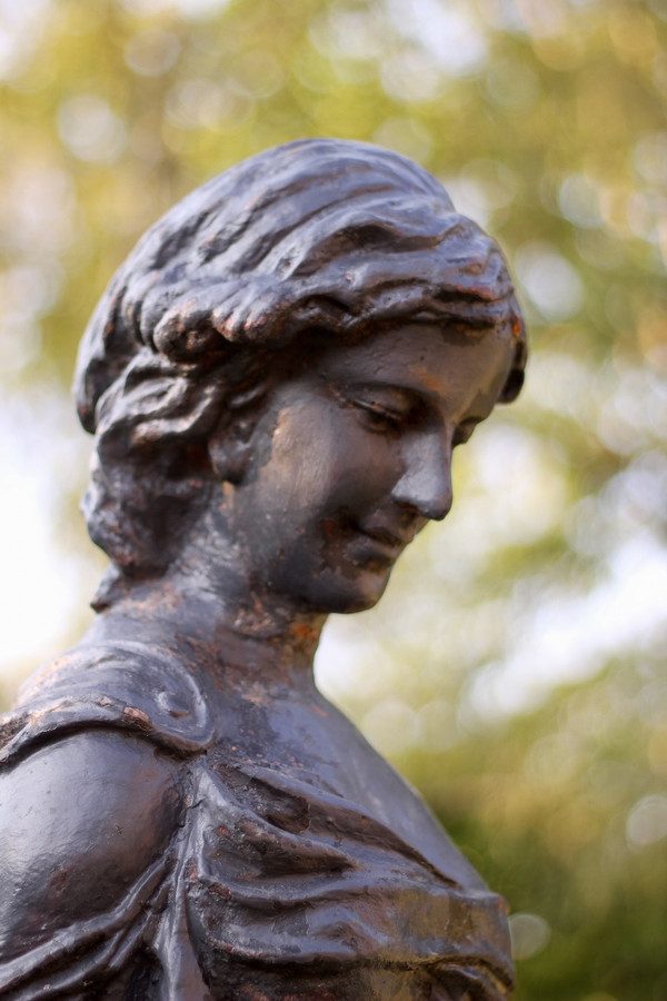 "Le Printemps", Giovane donna drappeggiata in ghisa su base di Mathurin Moreau