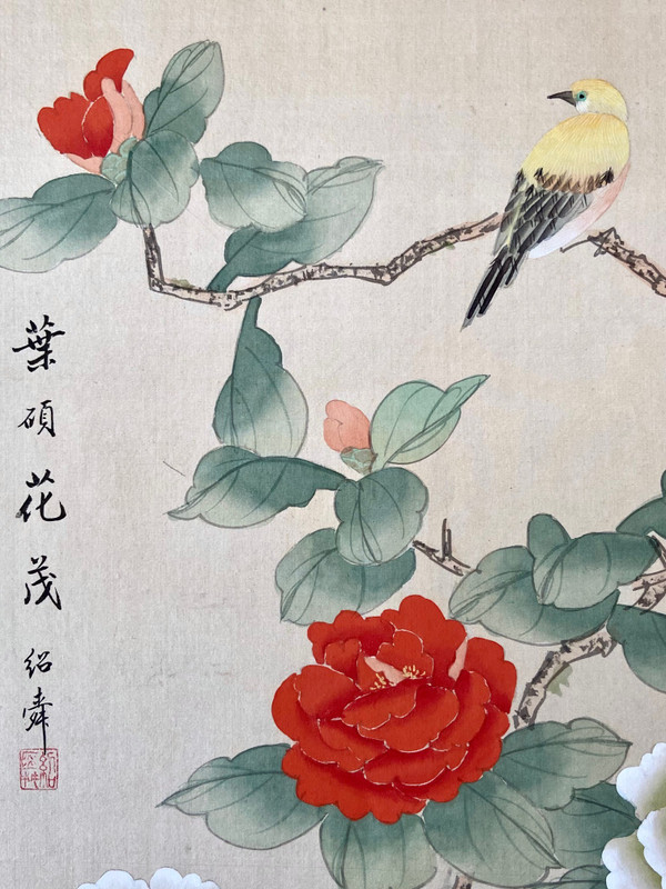 Cina, anni '50, Uccello dipinto su seta tra i rami fioriti II