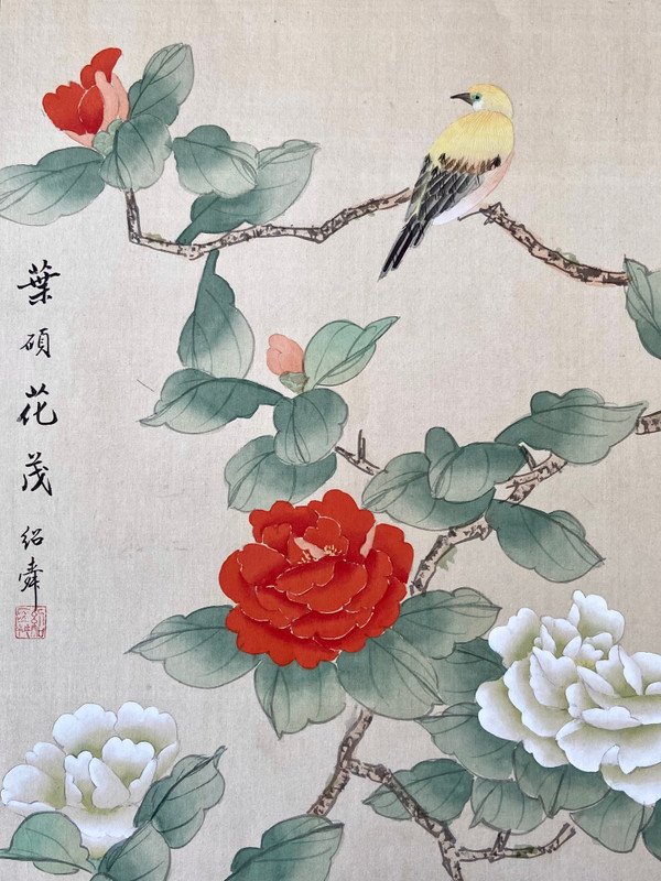 Cina, anni '50, Uccello dipinto su seta tra i rami fioriti II
