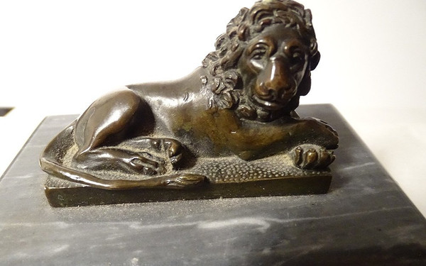 Paire Sculptures Presse-papiers Bronze Lions Couchés Marbre Gris XVIIIème