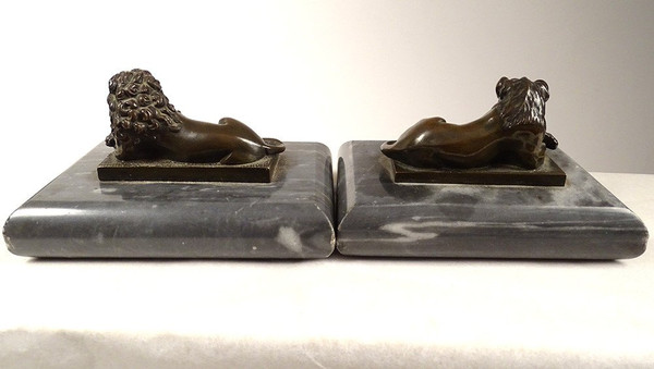 Paire Sculptures Presse-papiers Bronze Lions Couchés Marbre Gris XVIIIème