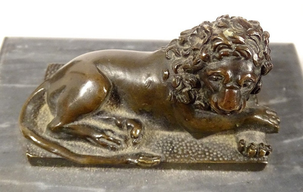 Paire Sculptures Presse-papiers Bronze Lions Couchés Marbre Gris XVIIIème