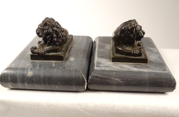 Paire Sculptures Presse-papiers Bronze Lions Couchés Marbre Gris XVIIIème