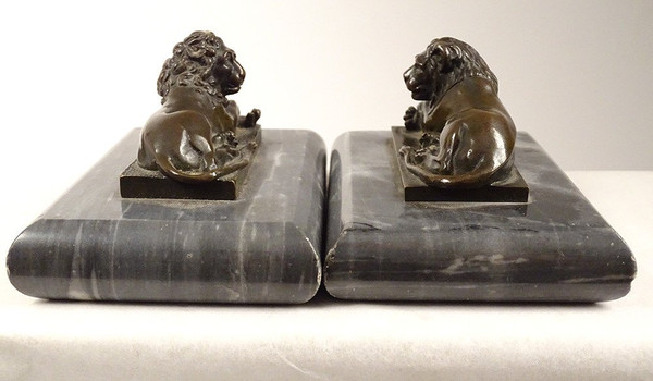 Paire Sculptures Presse-papiers Bronze Lions Couchés Marbre Gris XVIIIème