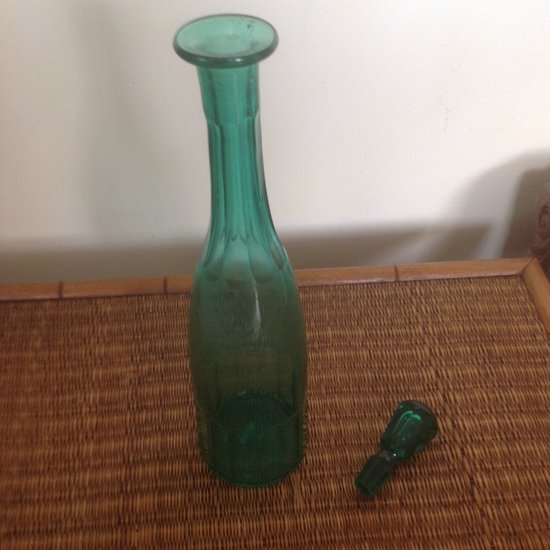 Bouteille en verre vert absinthe avec bouchon