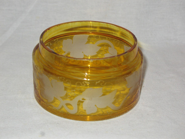 Bonbonniere box in Bohemian amber glass with engraved hunting decor, 19th century