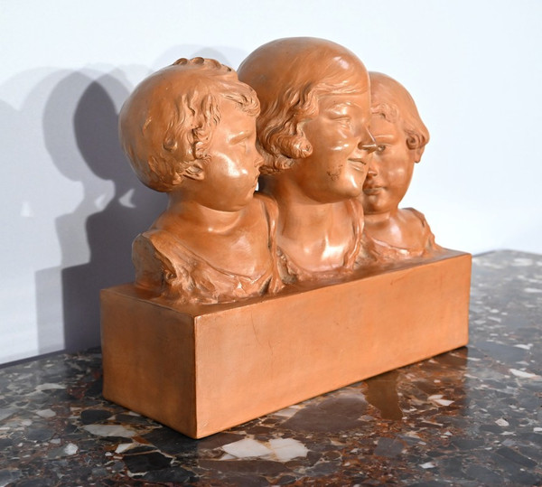 Groupe en Terre Cuite patinée, « Mère et ses enfants », signé P. Dumont, Art Déco – 1920