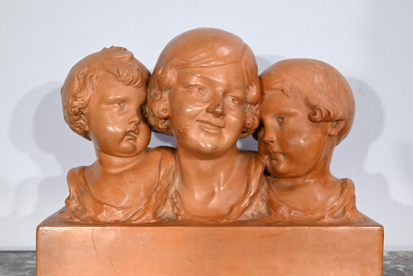 Groupe en Terre Cuite patinée, « Mère et ses enfants », signé P. Dumont, Art Déco – 1920