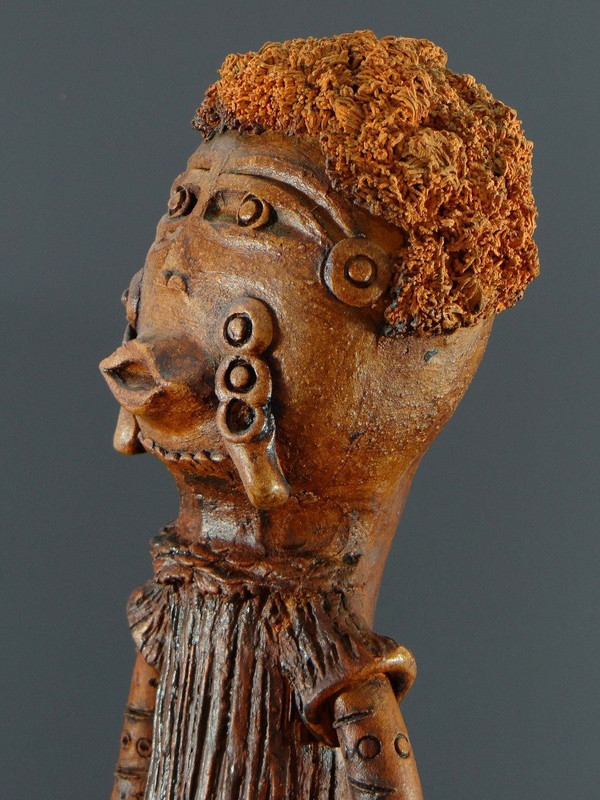 Francia, anni '60, Grande Scultura Antropomorfa In Stile Africanista In Terracotta.