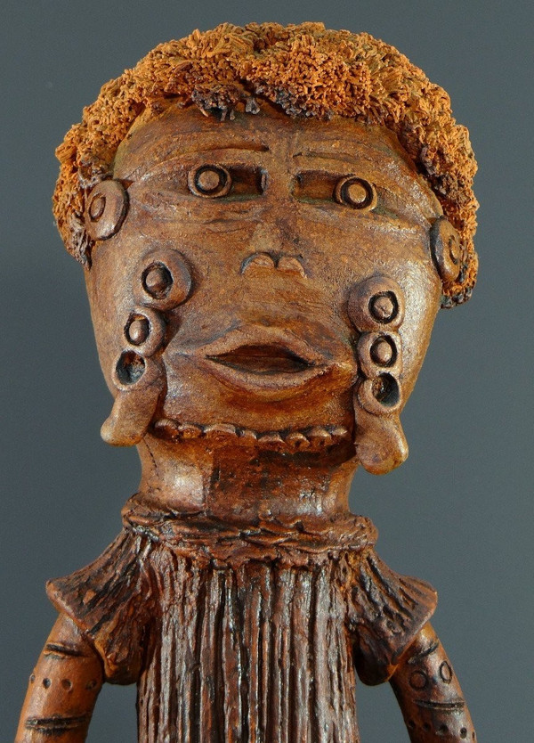 Francia, anni '60, Grande Scultura Antropomorfa In Stile Africanista In Terracotta.
