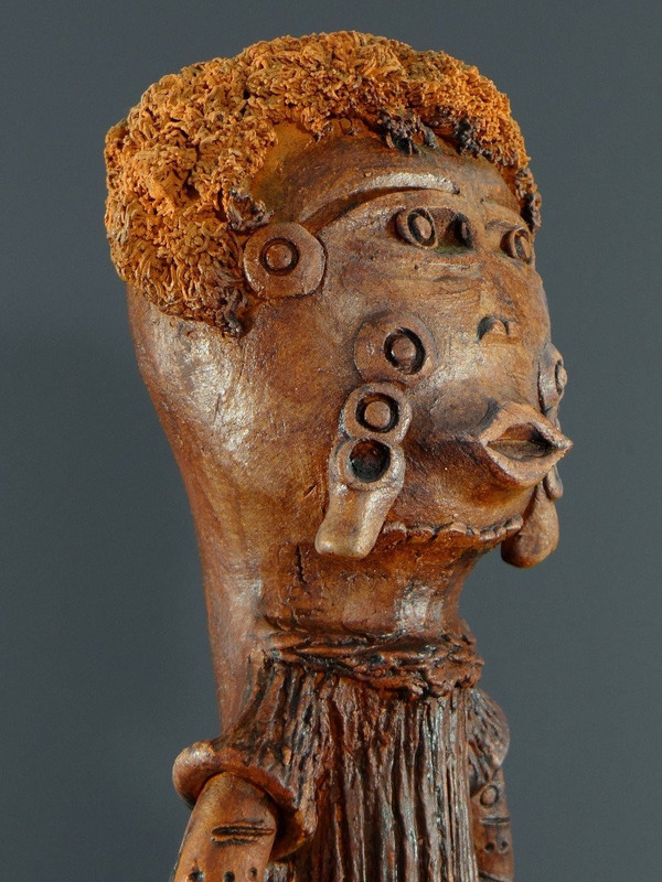 Francia, anni '60, Grande Scultura Antropomorfa In Stile Africanista In Terracotta.