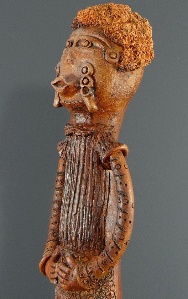 Francia, anni '60, Grande Scultura Antropomorfa In Stile Africanista In Terracotta.
