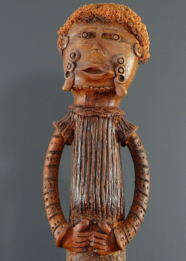 Francia, anni '60, Grande Scultura Antropomorfa In Stile Africanista In Terracotta.