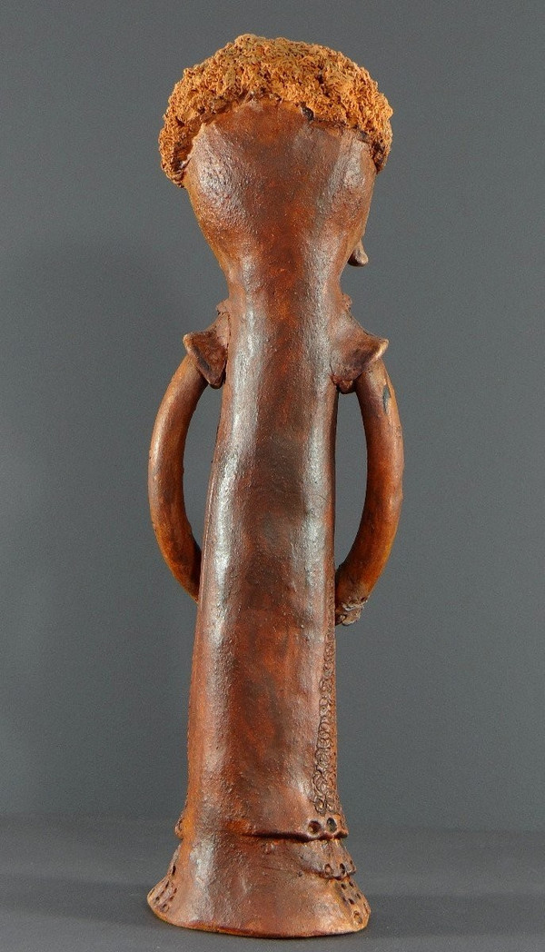 Francia, anni '60, Grande Scultura Antropomorfa In Stile Africanista In Terracotta.