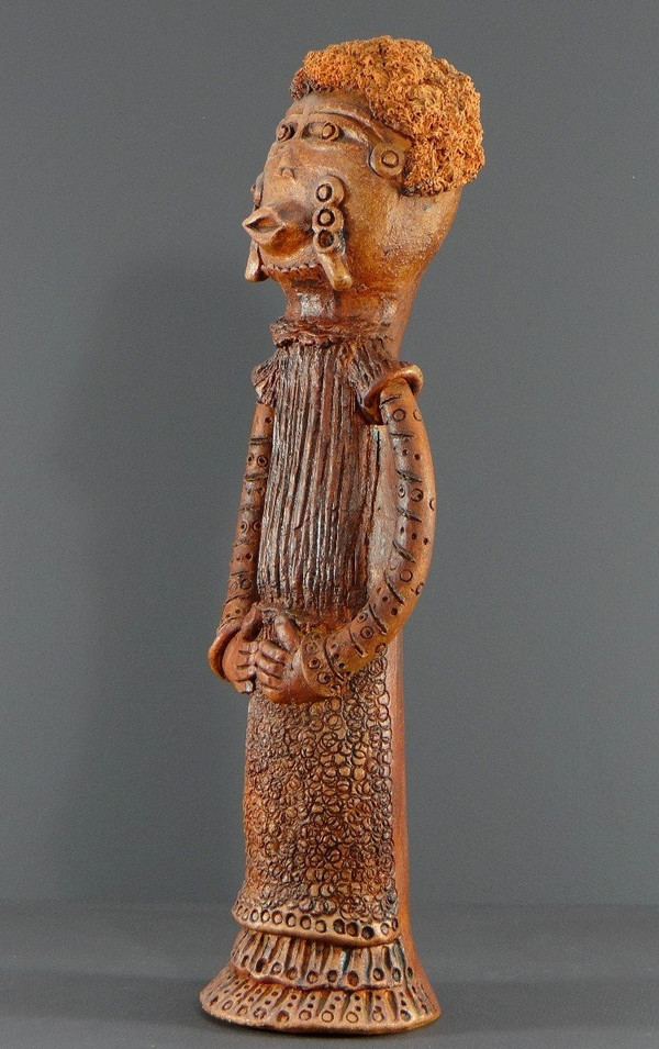 Francia, anni '60, Grande Scultura Antropomorfa In Stile Africanista In Terracotta.