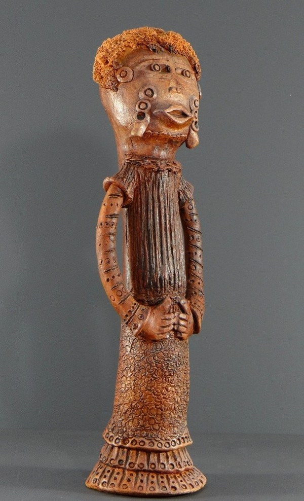 Francia, anni '60, Grande Scultura Antropomorfa In Stile Africanista In Terracotta.