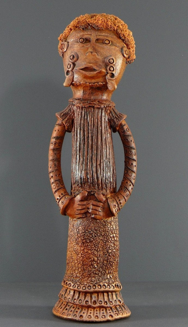 Francia, anni '60, Grande Scultura Antropomorfa In Stile Africanista In Terracotta.