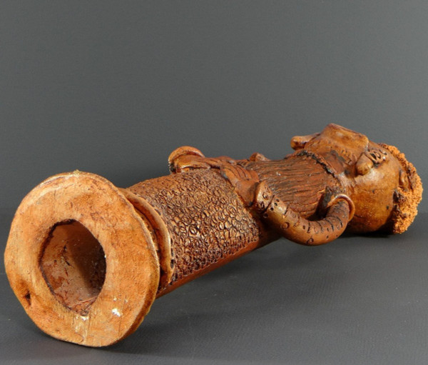 Francia, anni '60, Grande Scultura Antropomorfa In Stile Africanista In Terracotta.