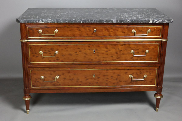 Commode Louis XVI acajou blond moucheté, plateau de marbre gris veiné blanc