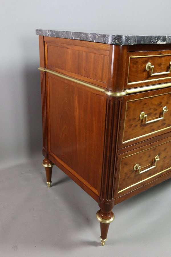 Commode Louis XVI acajou blond moucheté, plateau de marbre gris veiné blanc