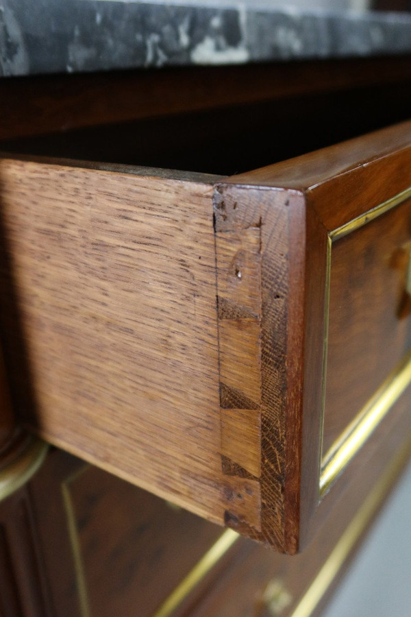Commode Louis XVI acajou blond moucheté, plateau de marbre gris veiné blanc