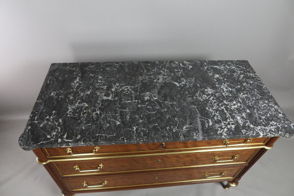 Commode Louis XVI acajou blond moucheté, plateau de marbre gris veiné blanc