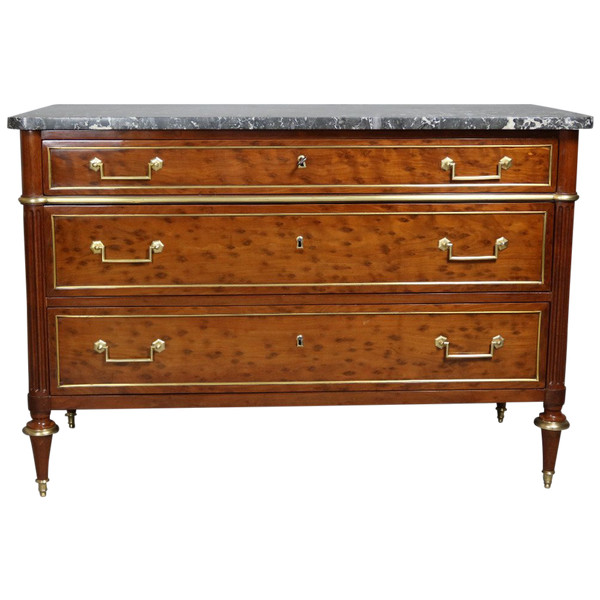 Commode Louis XVI acajou blond moucheté, plateau de marbre gris veiné blanc