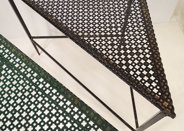 2 Tables Basses Triangulaires Mathieu Matégot Métal Perforé Peint XXème