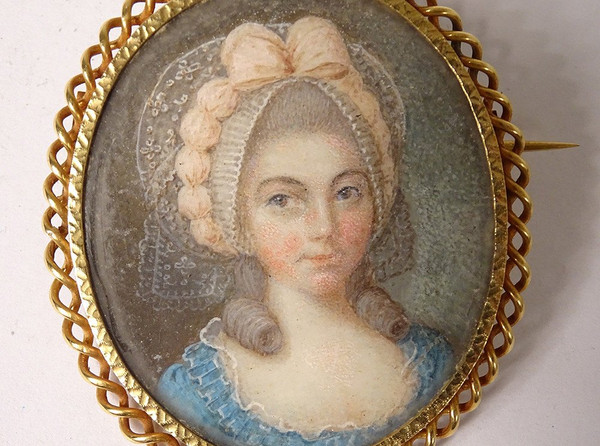 Spilla in oro massiccio 18 carati Ritratto in miniatura in madreperla di giovane donna del XVIII secolo