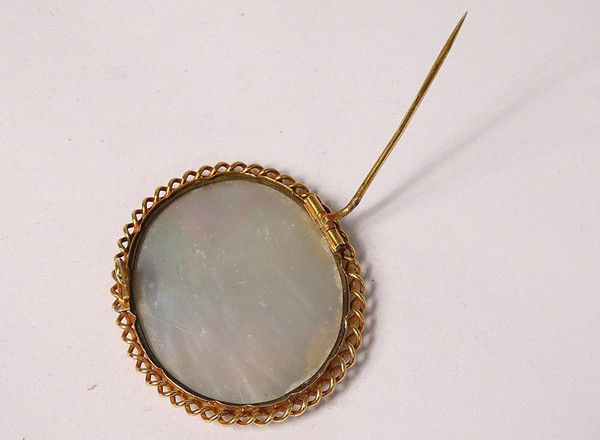 Spilla in oro massiccio 18 carati Ritratto in miniatura in madreperla di giovane donna del XVIII secolo