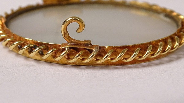 Spilla in oro massiccio 18 carati Ritratto in miniatura in madreperla di giovane donna del XVIII secolo