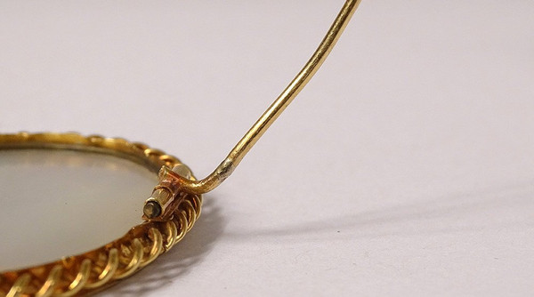 Spilla in oro massiccio 18 carati Ritratto in miniatura in madreperla di giovane donna del XVIII secolo