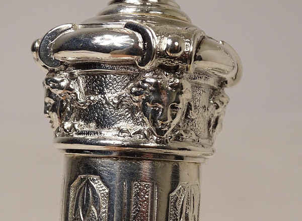 Coppia di candelabri Luigi XIV in bronzo argentato disegno Bérain XIX secolo