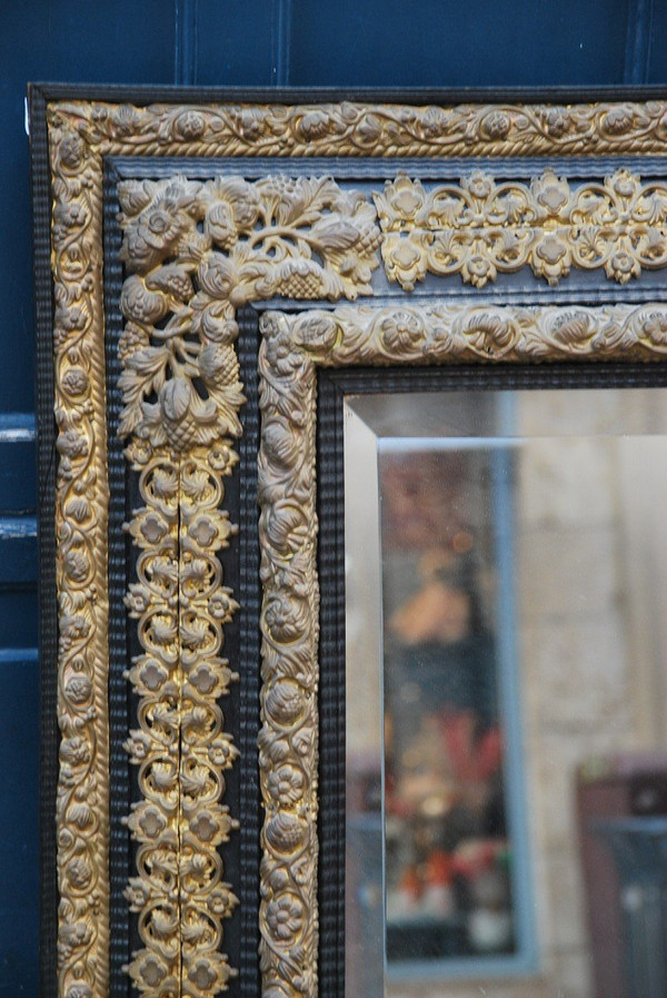 Grand Miroir De Style Louis XIV  En Laiton Repoussé